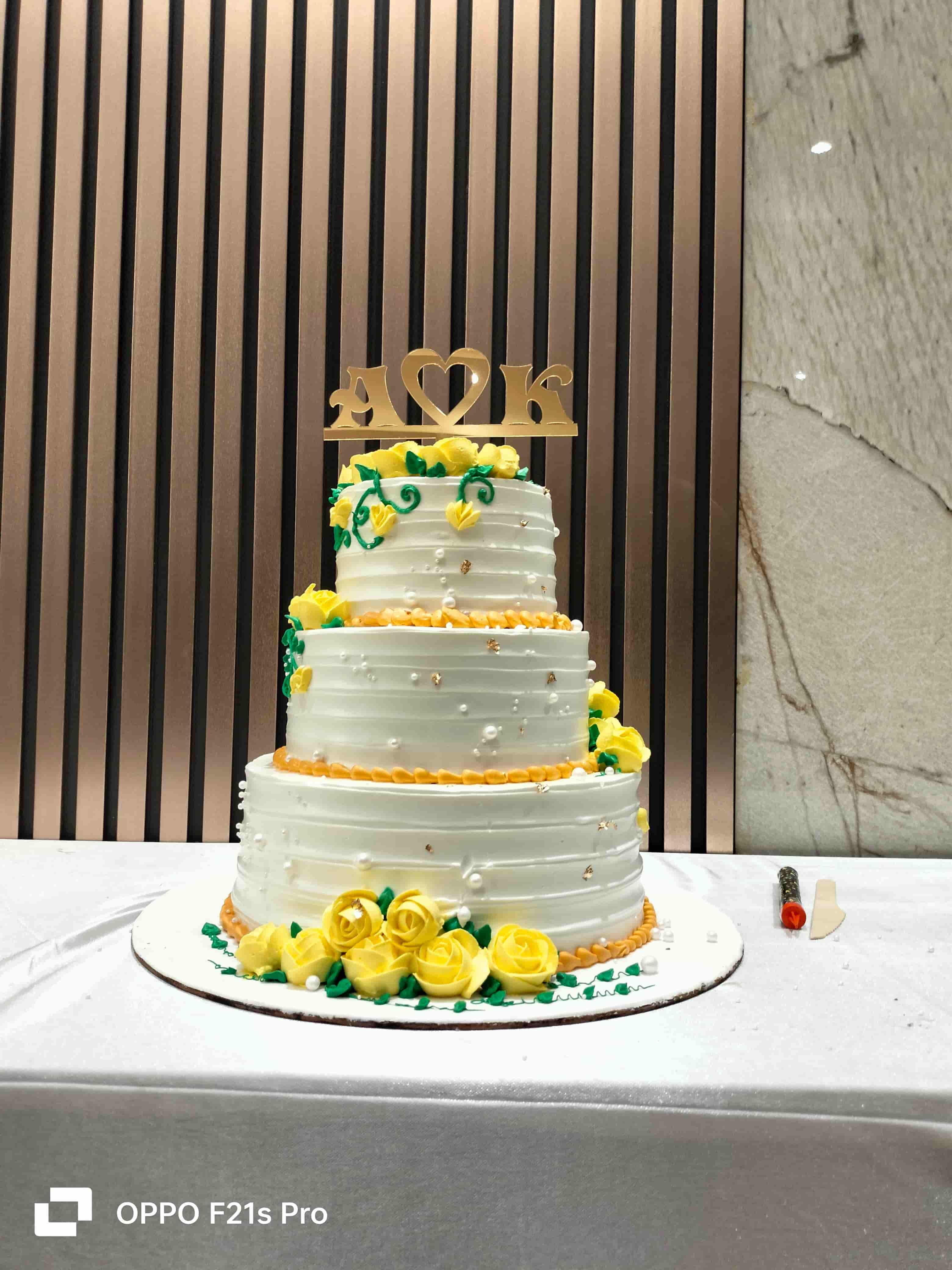 Vanilla 3 Tiered Elegant Rose Cake